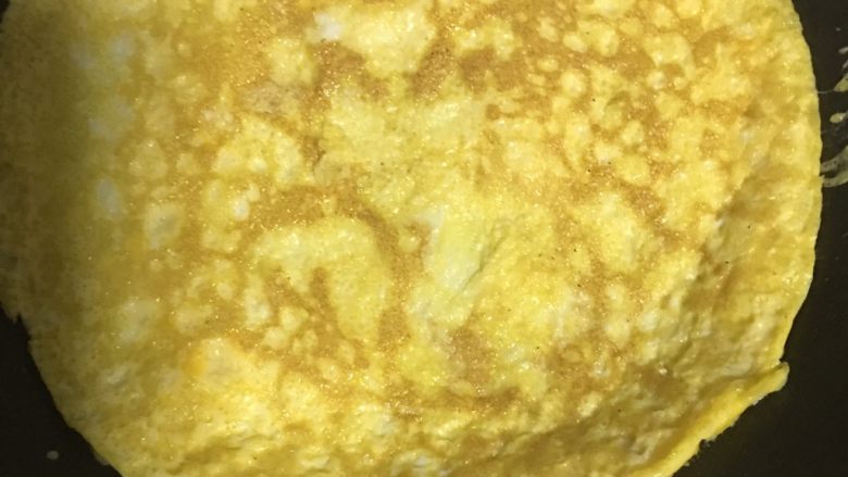 芋泥蛋卷,4️⃣ 翻面,用余温热至表面的蛋液凝固。
