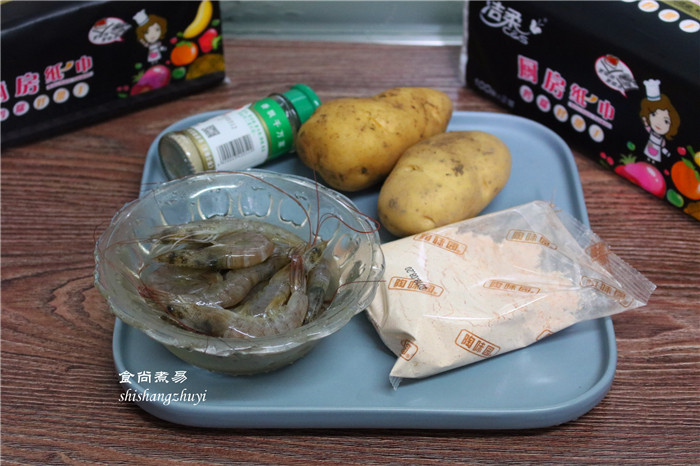 凤尾虾球,备好食材,将<a style='color:red;display:inline-block;' href='/shicai/ 301'>鲜虾</a>洗净,放入冰箱冷藏室冷冻30分钟左右,取出就能顺利剥壳。
