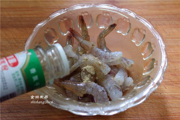 凤尾虾球,将处理好的虾仁冲洗干净,沥干水后调入盐、胡椒粉、搅拌均匀,腌制一会儿。