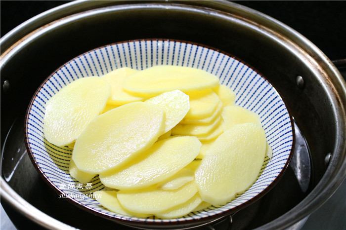 凤尾虾球,放入蒸锅中,大火蒸15分钟,用筷子能轻松压碎证明土豆已经软烂。