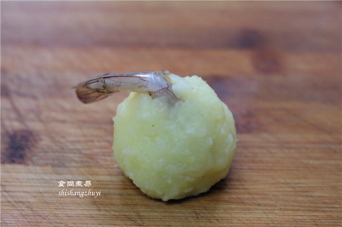 凤尾虾球,把腌制过的虾仁放进土豆泥里,包起来整理好。
