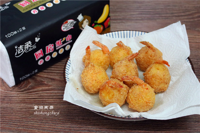 凤尾虾球,快速捞起,用厨房吸油纸吸干表面的油脂,厨房吸油纸,家庭必备,吸水吸油,随抽随用,干净干爽又健康。