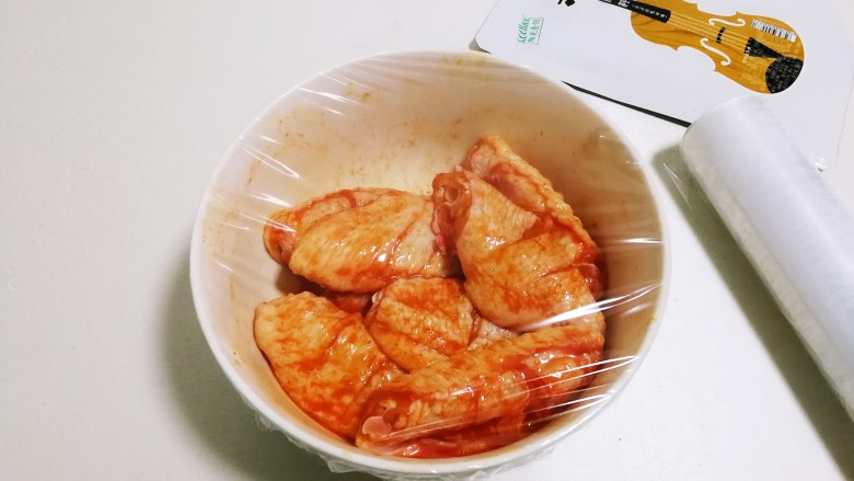意式红烩中翅,用保鲜膜封住碗口,放入冰箱冷藏腌制二十四小时,中途翻个面