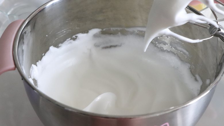 轻乳酪蛋糕(芝士蛋糕),醇香美味,细砂糖分三次加入细砂糖,打发到蛋白细腻,有光泽,拉起打蛋器可以出现比较长的蛋白尾。