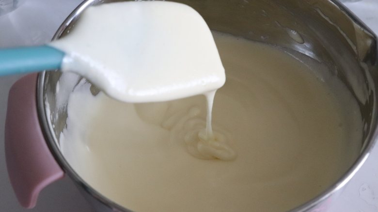 轻乳酪蛋糕(芝士蛋糕),醇香美味,得到了细腻,无蛋白块的蛋糕糊。