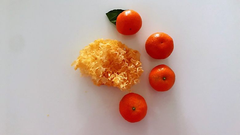 银耳蜜桔羹,准备食材。