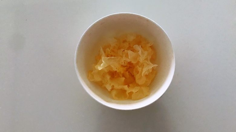 银耳蜜桔羹,去根部，撒成小朵。