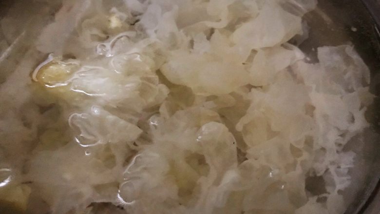 银耳蜜桔羹,锅中加入水，加入银耳，用大火煮开。