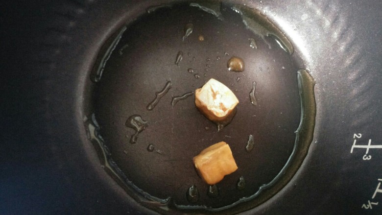 焖羊肉,电饭煲放点油和<a style='color:red;display:inline-block;' href='/shicai/ 734'>腐乳</a>,按下煮饭键
