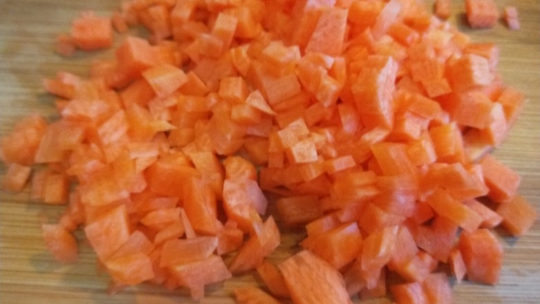 新文美食 蔬菜火腿蛋炒饭,<a style='color:red;display:inline-block;' href='/shicai/ 25'>胡萝卜</a>半个去皮切成小丁。