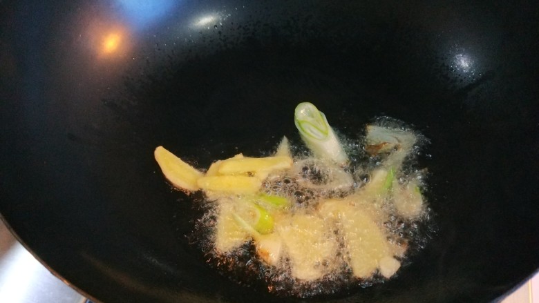 新文美食 蔬菜火腿蛋炒饭,锅中倒入适量油烧热,放入葱姜蒜。