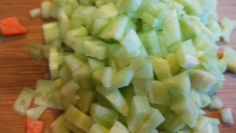 新文美食 蔬菜火腿蛋炒饭,<a style='color:red;display:inline-block;' href='/shicai/ 54'>黄瓜</a>去皮切成小丁。
