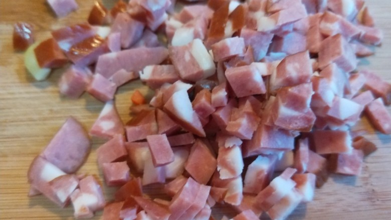 新文美食 蔬菜火腿蛋炒饭,<a style='color:red;display:inline-block;' href='/shicai/ 437'>火腿肠</a>切成小丁。