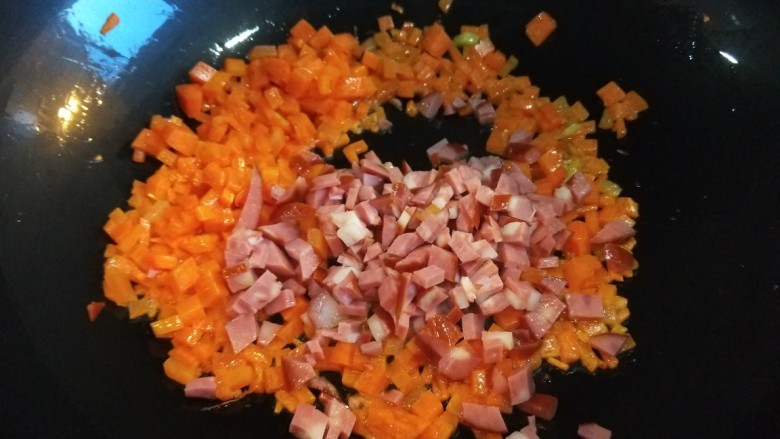 新文美食 蔬菜火腿蛋炒饭,倒入火腿丁炒均匀。