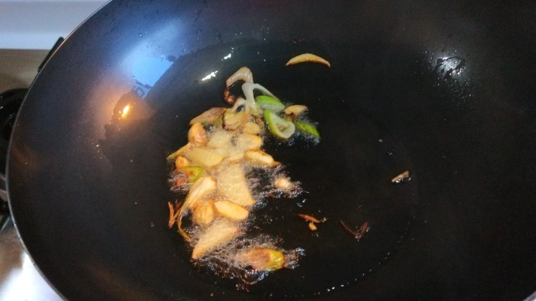 新文美食 蔬菜火腿蛋炒饭,炒香变色。