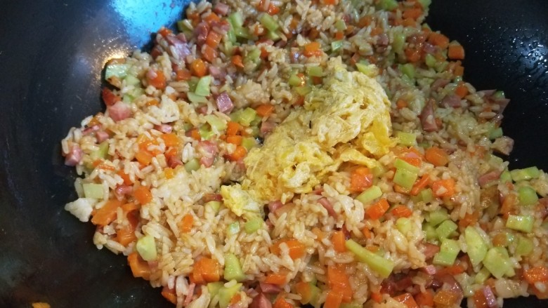 新文美食 蔬菜火腿蛋炒饭,最后倒入鸡蛋碎。