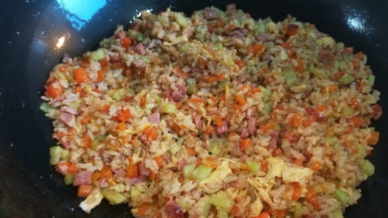 新文美食 蔬菜火腿蛋炒饭,翻炒均匀,要多炒一会儿,米饭是加入生鸡蛋的,要炒熟。