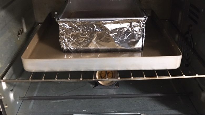 云石芝士蛋糕,烤完不要拿出,放烤箱中自然降温30分钟。