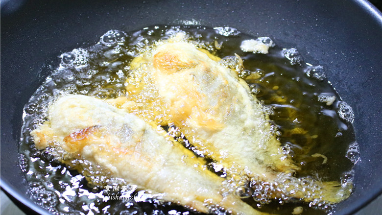 酥炸黄花鱼,炸至黄花鱼自动浮起来,证明鱼肉基本熟透,这时可以用锅铲把鱼翻一下面,再调成大火炸5分钟左右,将鱼身上的水汽和油脂逼出来。