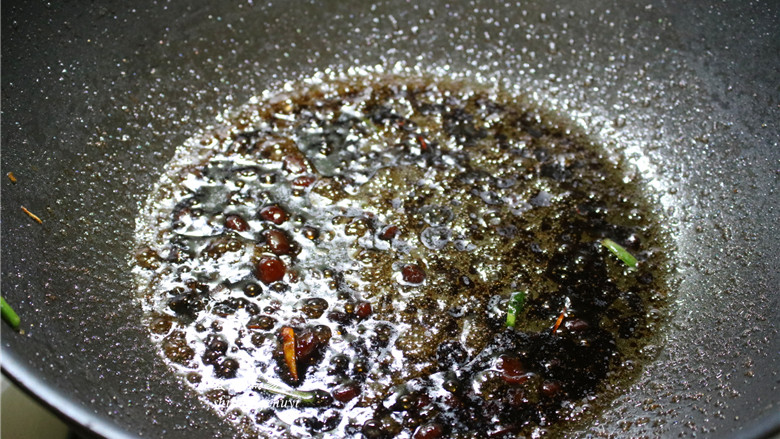 酥炸黄花鱼,将煮过的姜葱过滤出来丢弃,只留下香喷喷的酱汁。