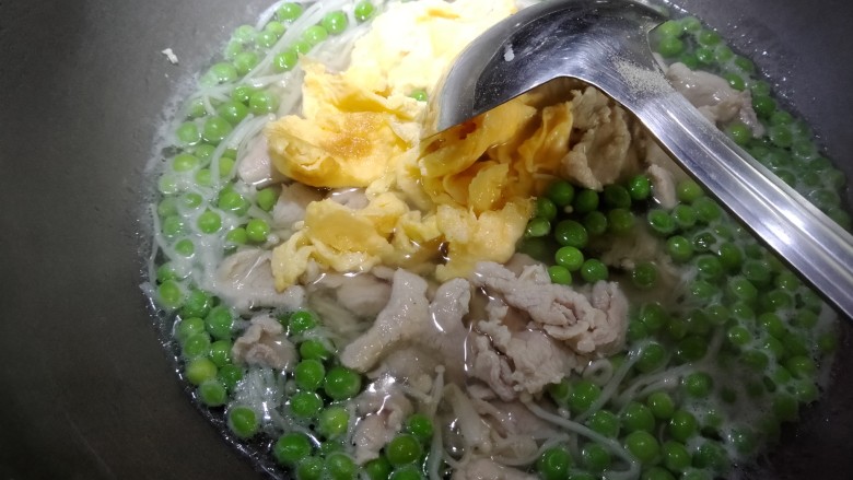 翡翠蛋花肉,然后放入肉片,鸡蛋。煮两分钟。