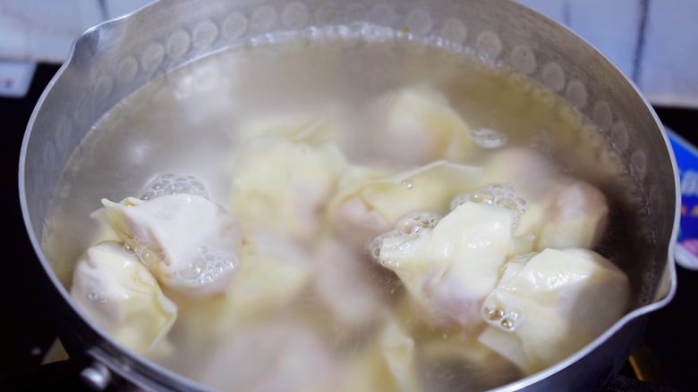酸汤馄饨,锅中倒入适量的清水烧开后,把馄饨放入