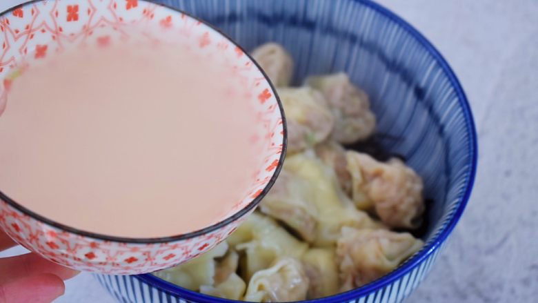 酸汤馄饨,再加入2碗煮馄饨的水