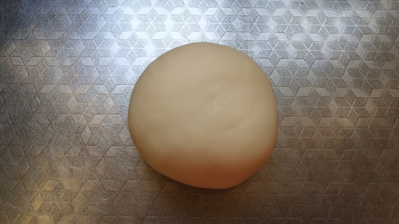 麦当劳薯条汉堡馒头,揉成光滑的面团,揪一小块封好备用,其他进行下一步操作