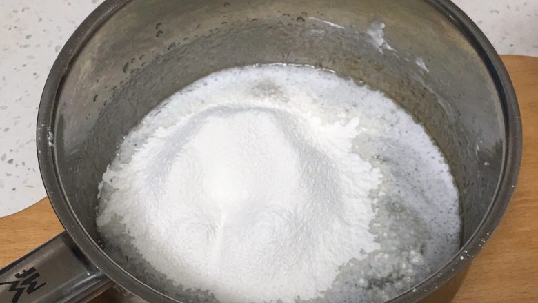 桑椹蛋糕卷,过筛低筋粉,也用打蛋器搅拌。