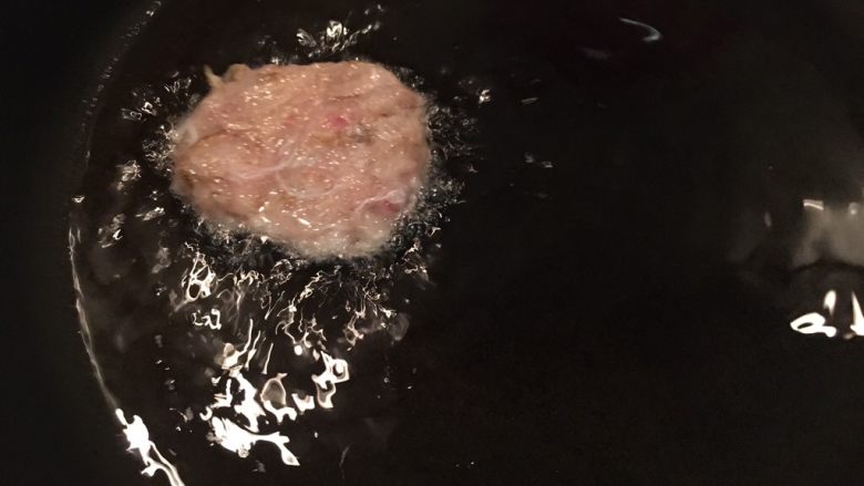 日式炸鱼饼,沿着锅边下鱼饼,一分钟后再翻面