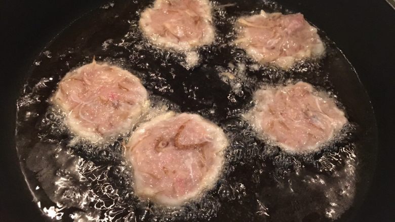 日式炸鱼饼,慢慢的炸，直到全部炸好