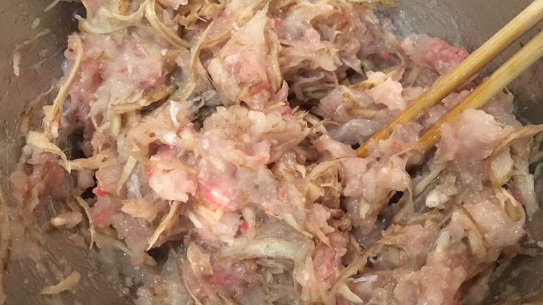 日式炸鱼饼,用筷子(或是手)同方向搅拌至拉丝状态