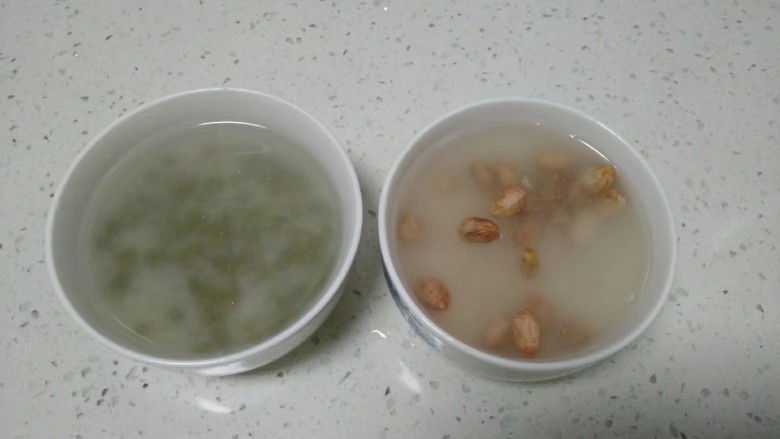 绿豆蒸饭+花生蒸饭,淘洗干净，加入清水。