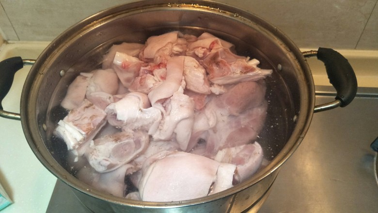 十全大补汤——黄豆猪脚蹄髈汤,放入锅中冷水大火煮开一分钟,出水把上面的脏东西洗掉再换个砂锅🍲