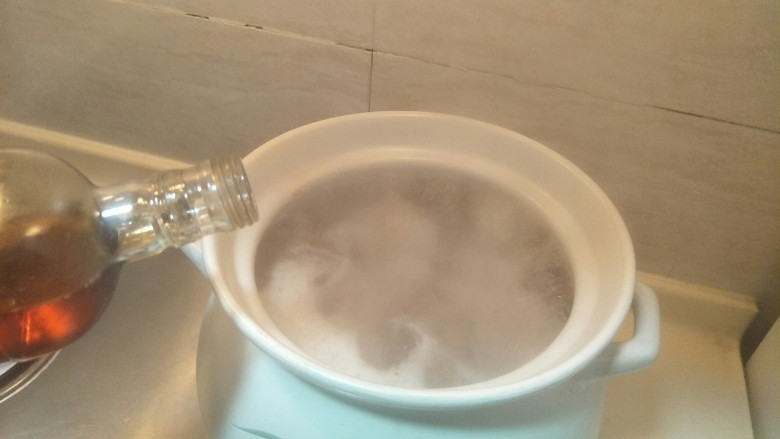 十全大补汤——黄豆猪脚蹄髈汤,冷水煮开放2勺料酒 ,再小火煮一个半小时