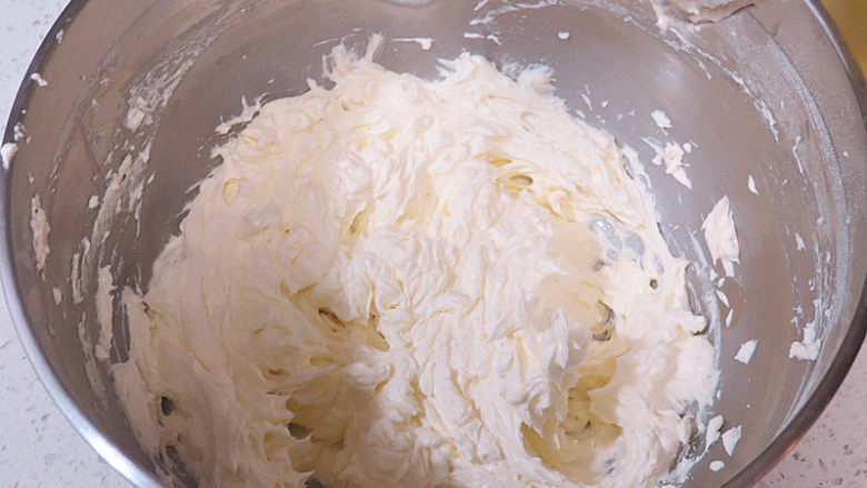 美颜美味~双重诱惑滴面包【草莓夹馅甜心包】,如到最后有点油水分离的话,可坐温水调整打发一下,时间不要太久,不要让黄油融化成水状,顺滑了就行
