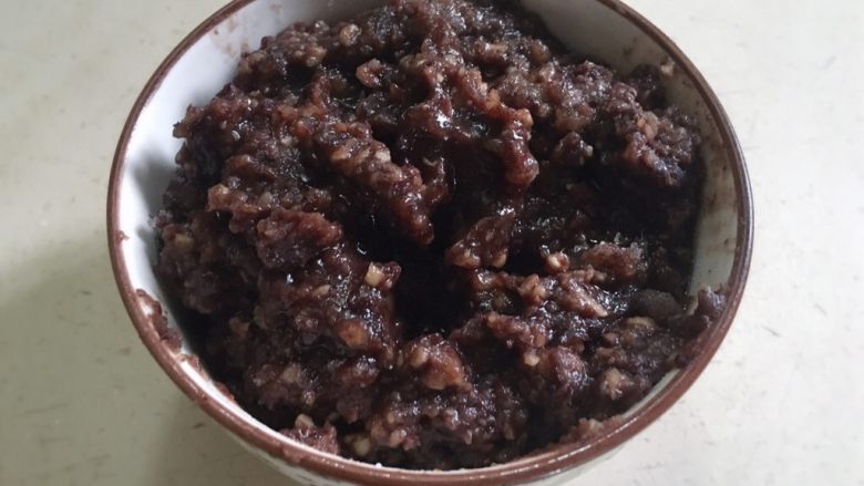 颜色艳丽的紫薯茶巾绞,给餐桌上加点不一样的色彩,准备好<a style='color:red;display:inline-block;' href='/shicai/ 475'>红豆沙</a>(自己煮的,没有那么细腻)