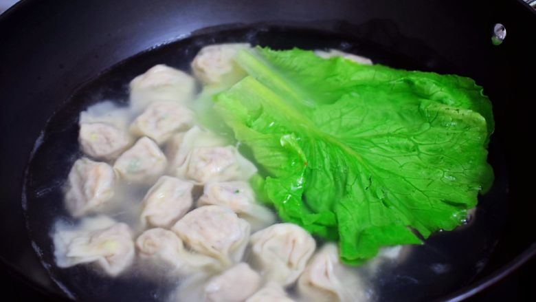 鲜虾猪肉馄饨,锅中倒入适量的清水烧开后,放入馄饨和生菜