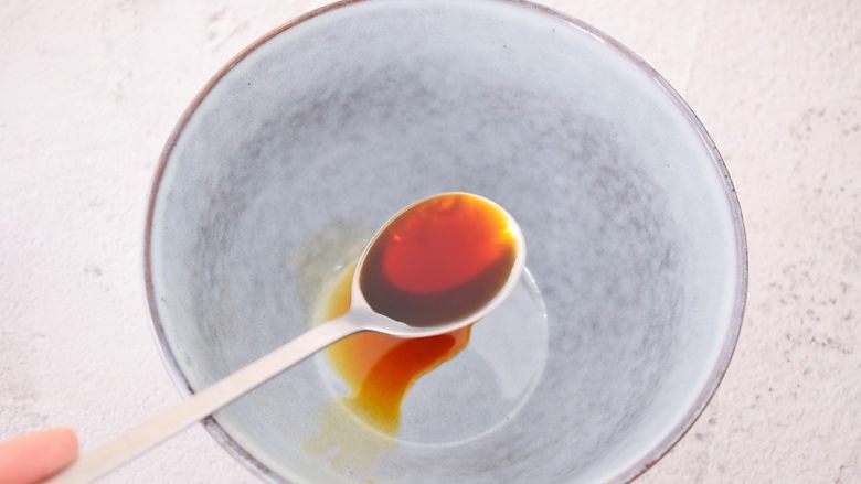 鲜虾猪肉馄饨,另取一个碗作汤底:加入生抽