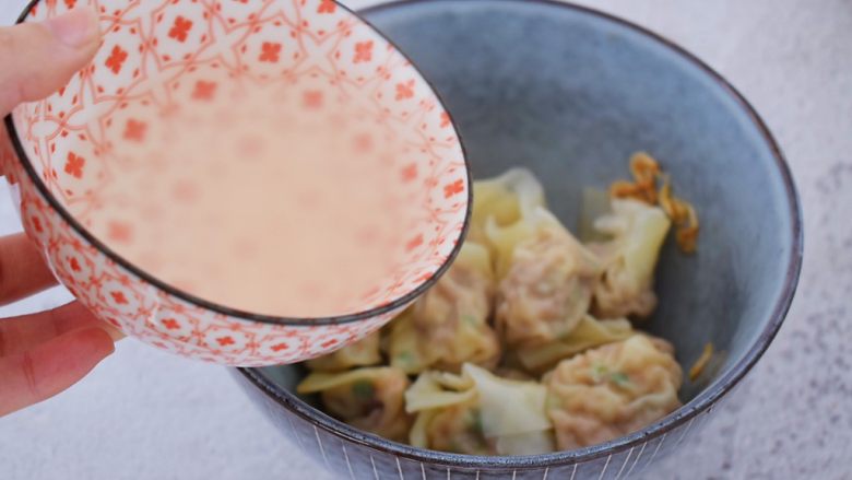 鲜虾猪肉馄饨,加入2碗煮馄饨的水