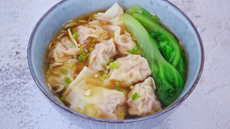 鲜虾猪肉馄饨,放上生菜,撒上葱花即可食用了
