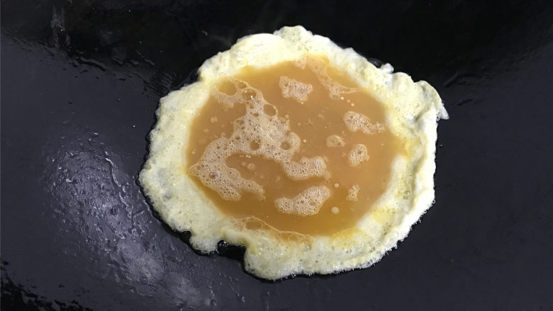 西红柿炒鸡蛋,7成热,把鸡蛋液倒入锅中。