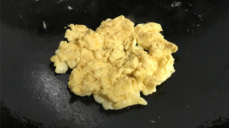 西红柿炒鸡蛋,等稍凝固后用锅铲快速把它划散,然后盛出。