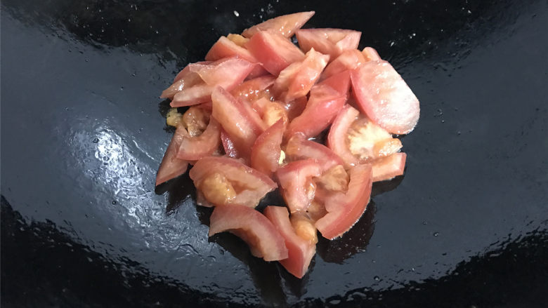 西红柿炒鸡蛋,另起油锅,把切块的西红柿放入锅中。