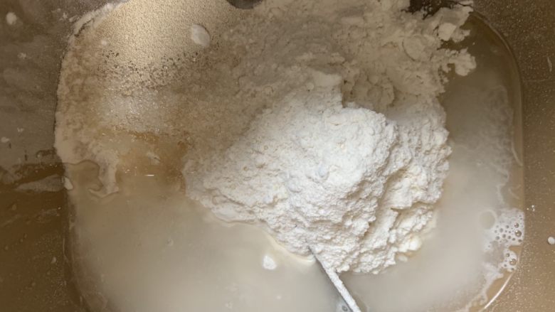 意式芝士牛肉肠彩蔬薄披萨，,一次性将所有原材倒入面包机揉面。按<a style='color:red;display:inline-block;' href='/shicai/ 10588'>糖</a>、盐、<a style='color:red;display:inline-block;' href='/shicai/ 731'>酵母</a>、<a style='color:red;display:inline-block;' href='/shicai/ 156925'>水</a>等顺序倒入，即先干粉后液体，且<a style='color:red;display:inline-block;' href='/shicai/ 10588'>糖</a>、<a style='color:red;display:inline-block;' href='/shicai/ 731'>酵母</a>、盐、液体分别放四个角落，有利于面粉充分吸收<a style='color:red;display:inline-block;' href='/shicai/ 731'>酵母</a>、发酵顺利。
