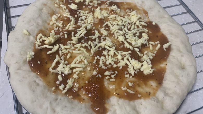 意式芝士牛肉肠彩蔬薄披萨,,铺上披萨酱铺在披萨饼皮第一层,撒上适量<a style='color:red;display:inline-block;' href='/shicai/ 61856'>马苏里拉芝士碎</a>。