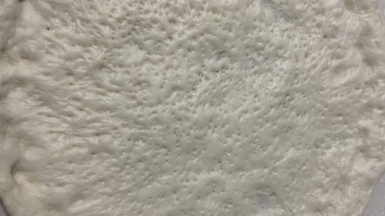 意式芝士牛肉肠彩蔬薄披萨,,再用手指轻轻整形,贴模具捏出披萨边,整个过程一直用手随意的捏,烤出的披萨才有着手工制作粗k犷的痕迹,很天然淳朴的美。披萨饼皮坯静置30分钟左右。