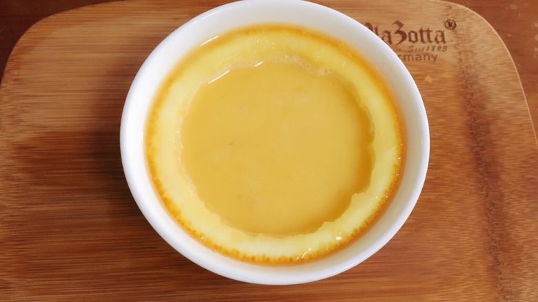 橙子蒸蛋,过滤后倒入橙皮内