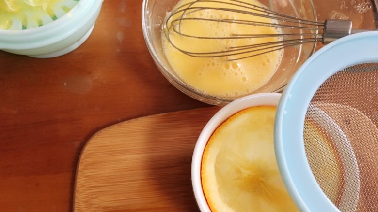 橙子蒸蛋,<a style='color:red;display:inline-block;' href='/shicai/ 15'>蛋黄</a>➕50克橙汁➕盐 混合搅拌均匀