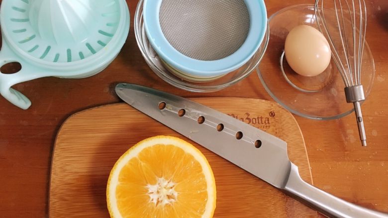 橙子蒸蛋,<a style='color:red;display:inline-block;' href='/shicai/ 626'>橙子</a>洗净后切开